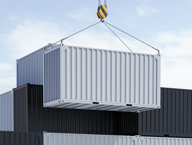 Grúa levantando contenedor en puerto